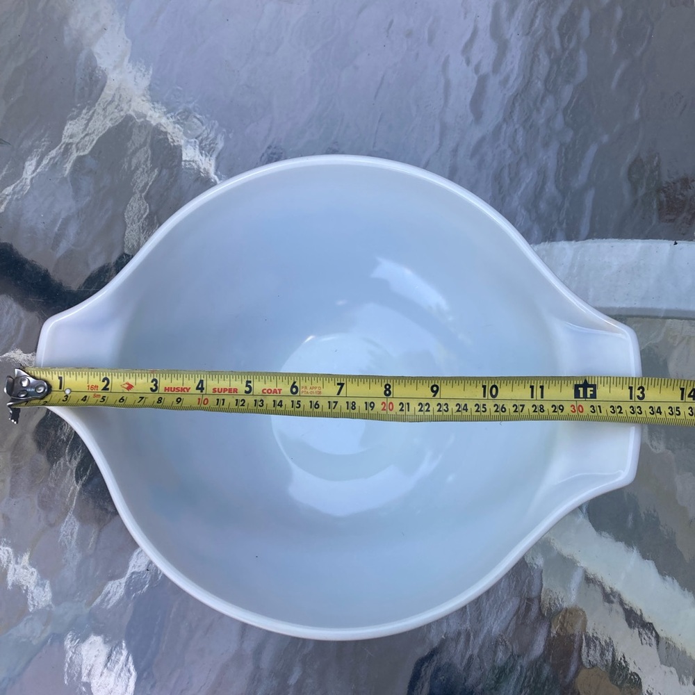 Vintage Pyrex American Pattern Spout and Handle Ovenware Serving Bowl - Picture 9 of 10
